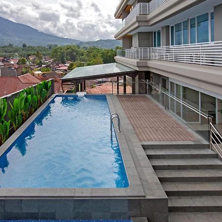 Hotel Santika Букиттинги Экстерьер фото